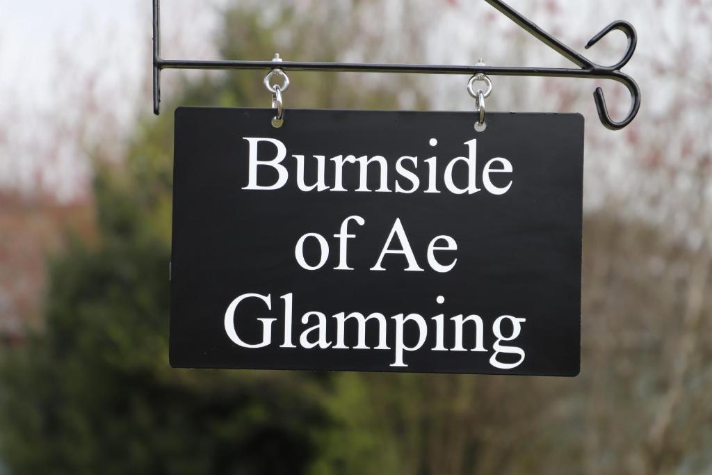 ダンフリーズにあるBurnside of Ae Glamping Shepherd's Hutのエアコンのブニソデが損傷していることを示す標識