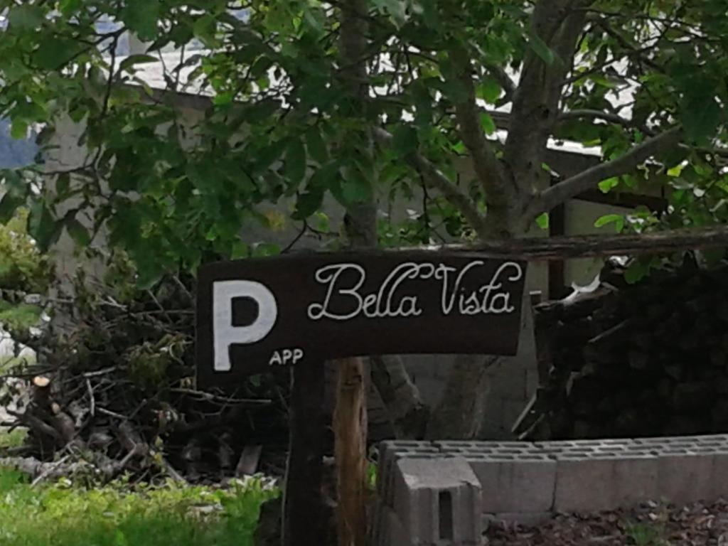 un letrero de la calle delante de un árbol en Apartment Bella Vista 2, en Buzet