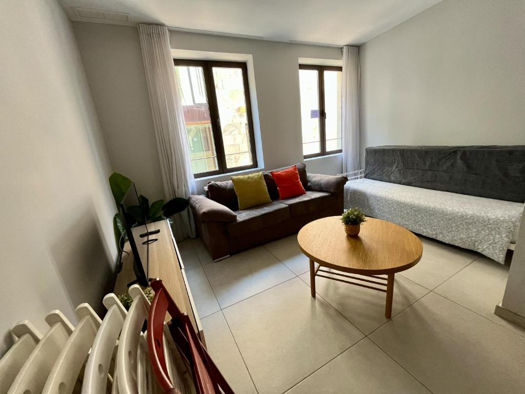 un salon avec un canapé et une table dans l'établissement Labradores 13, à Alicante