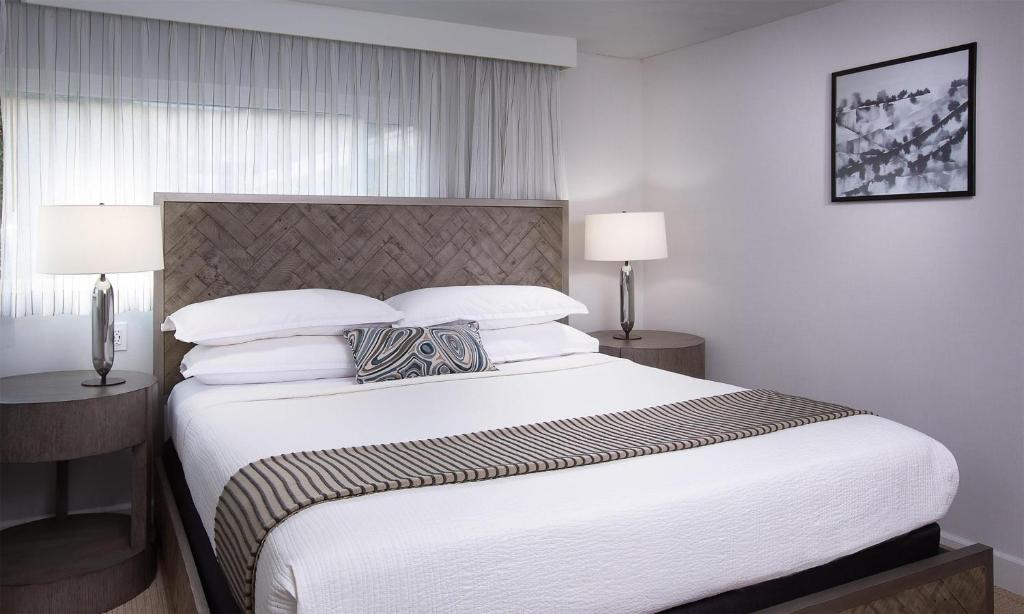 West Beach Inn, a Coast Hotel photo