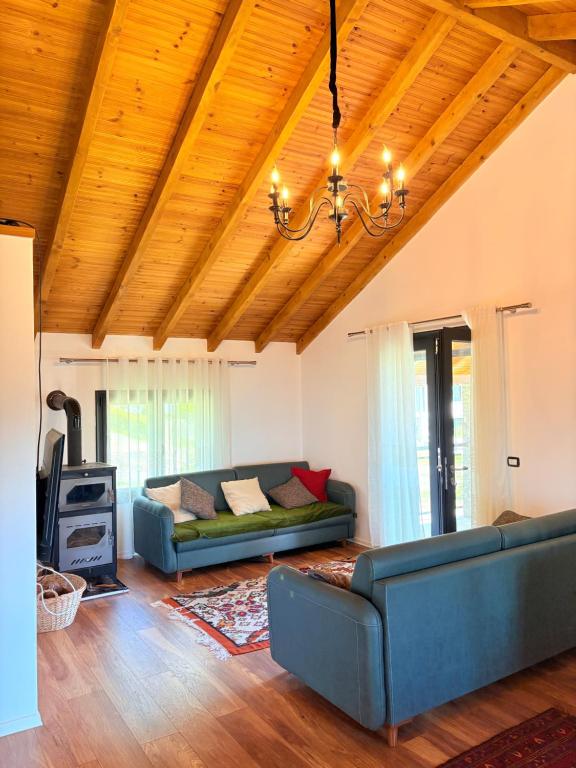 un salon avec deux canapés et une cheminée dans l'établissement Bujtina Halili Gjinar Two Bedrooms, à Gjinar