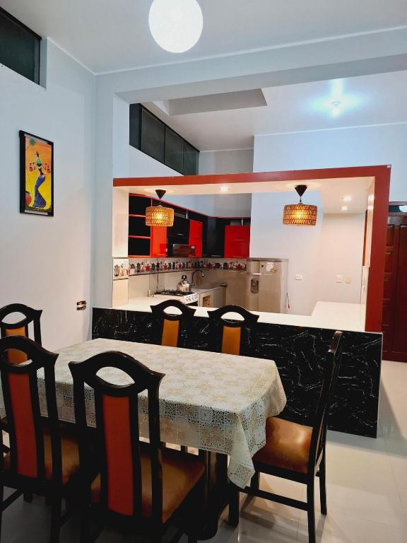 eine Küche und ein Esszimmer mit Tisch und Stühlen in der Unterkunft Departamento Platinum in Chota