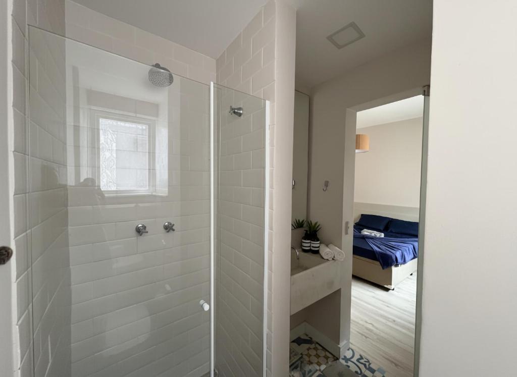 een badkamer met een douche met een glazen deur bij Apartamento à Beira-Mar na Urca in Rio de Janeiro