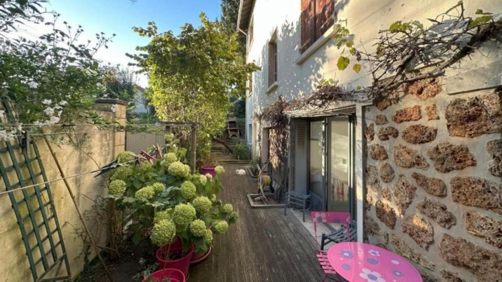 a balcony of a house with plants and a building at Cozy Lilas in Heusenstamm