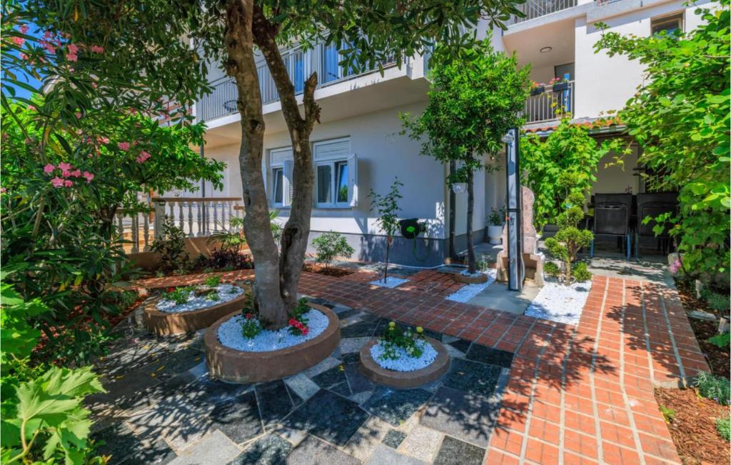 Zahrada ubytování 2 Bedroom Beautiful Apartment In Crikvenica