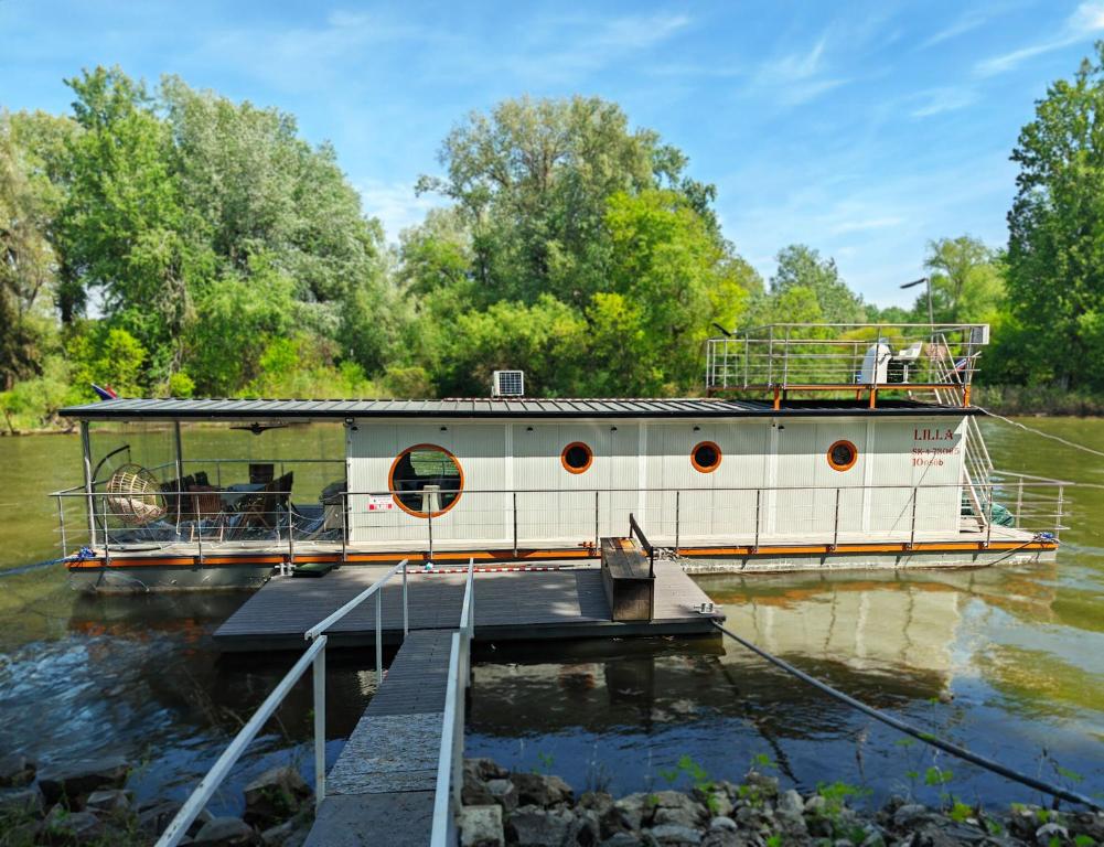 Výhled na řeku, která protéká v blízkosti ubytování na lodi