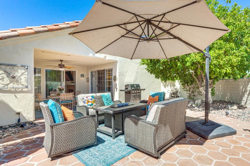 Χώρος καθιστικού στο Pool Access, WFH Ready Home in Palm Desert