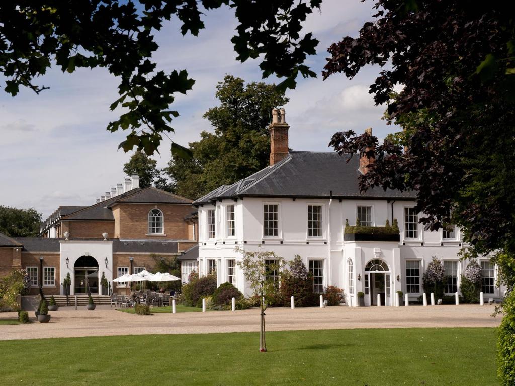 una gran casa blanca con césped delante en Bedford Lodge Hotel & Spa en Newmarket