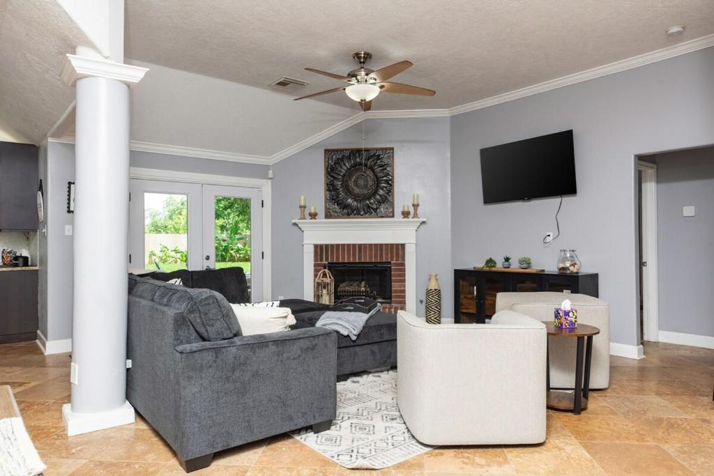 Televisyen dan/atau pusat hiburan di Home in League City, TX with firepit & grill