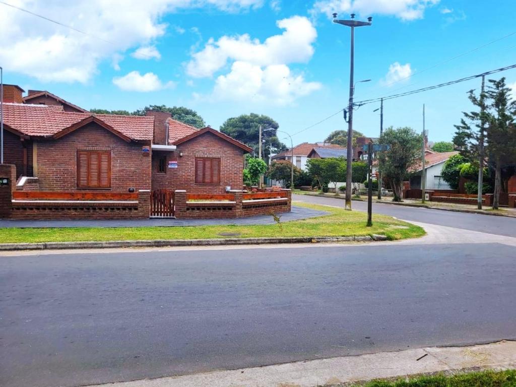 a brick house with benches on the side of a street at Exclusivo chalet a 250 metros del mar in Mar de Ajó