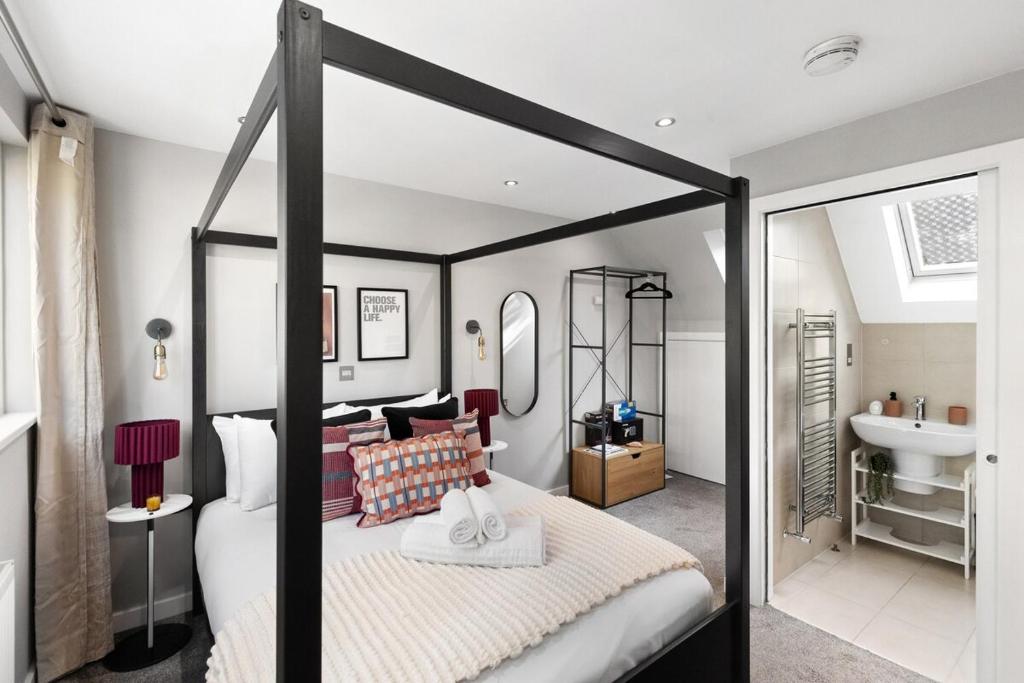 Voodi või voodid majutusasutuse Artistic Flair 1 BD Cottage in NW11 Sleeps 3 toas