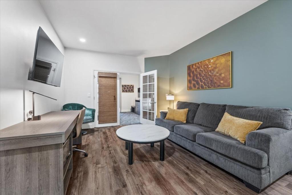 University Park Inn & Suites, an Ascend Collection Hotel photo