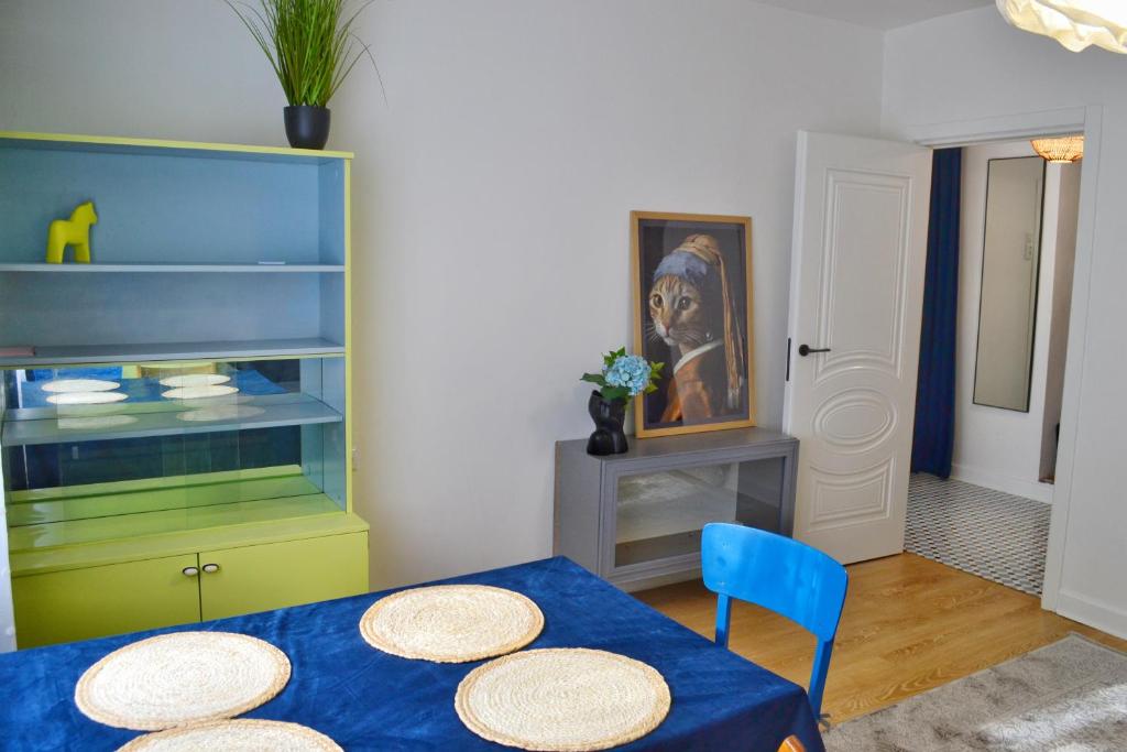ein Esszimmer mit einem blauen Tisch und blauen Stühlen in der Unterkunft Естетична квартира для тих хто любить комфорт, подобово в Вінниці in Winnyzja