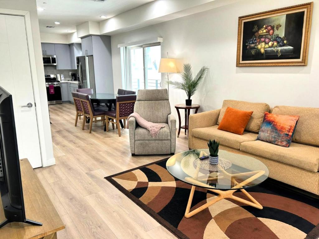 ロサンゼルスにあるModern Hollywood Homes close to Everything with Free Parkingのソファとテーブルのあるリビングルーム