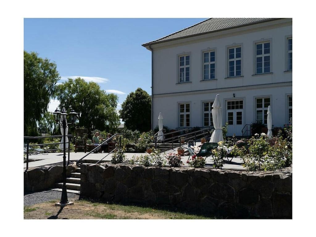 a large white building with a garden in front of it at Groß Helle Manor House in Wrodow