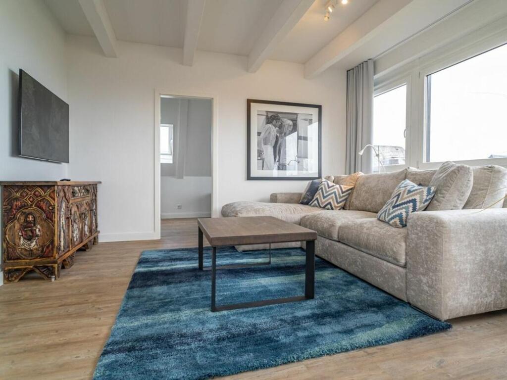 ein Wohnzimmer mit Sofa und Tisch in der Unterkunft One-bedroom apartment in Munkmarsch