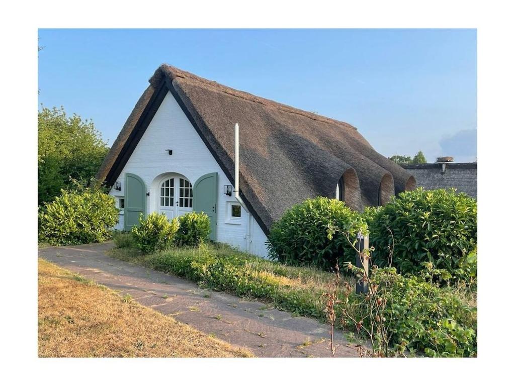 Huis met rieten dak bij 1-bedroom cottage in Hornsmühlen