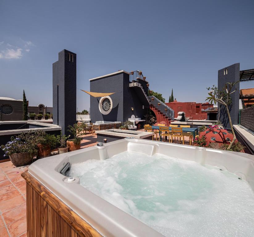 Πισίνα στο ή κοντά στο Rooftop Jacuzzi! Country-style 4 Bedroom Cottage