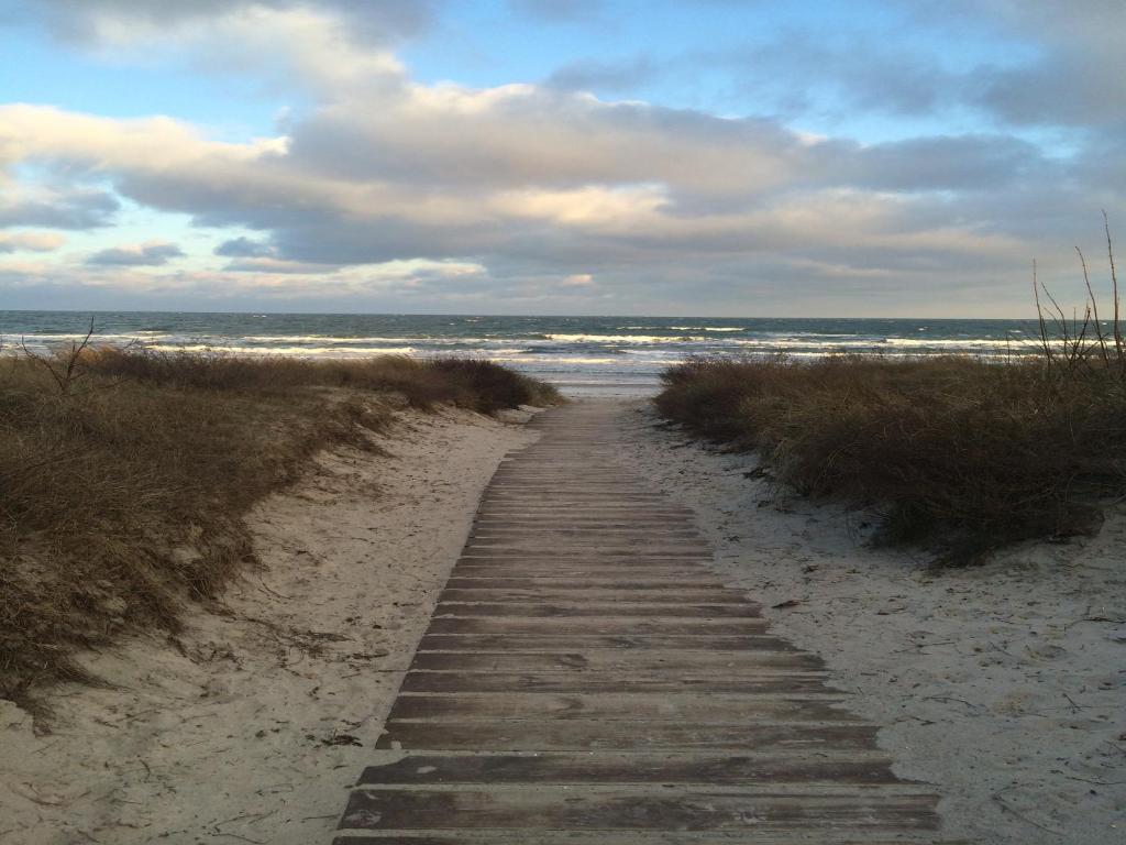 einen Weg durch den Sand am Strand in der Unterkunft Ferienzimmer Lütt in Juliusruh