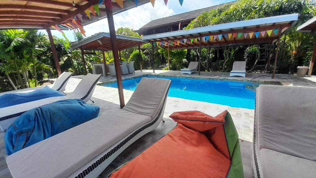 a bed and chairs next to a swimming pool at Lakey Peak Haven in Huu