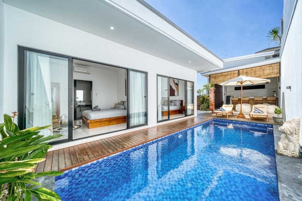 Πισίνα στο ή κοντά στο Cozy 2-BR villa in Canggu with a spacious pool