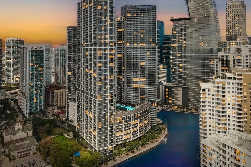 una vista aérea de una ciudad con edificios altos en Miami Brickell Condos - W Miami, en Miami
