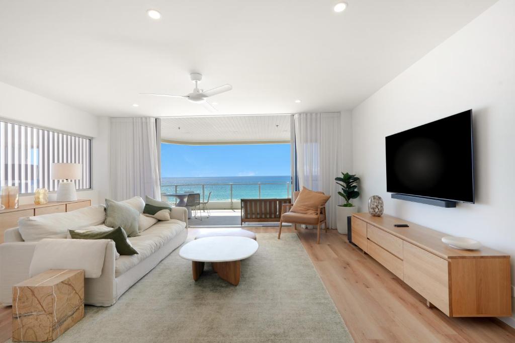 Photo inspiration: Visual Reference: Beachfront Penthouse With Private Rooftop Bbq 2Car Gold Coast