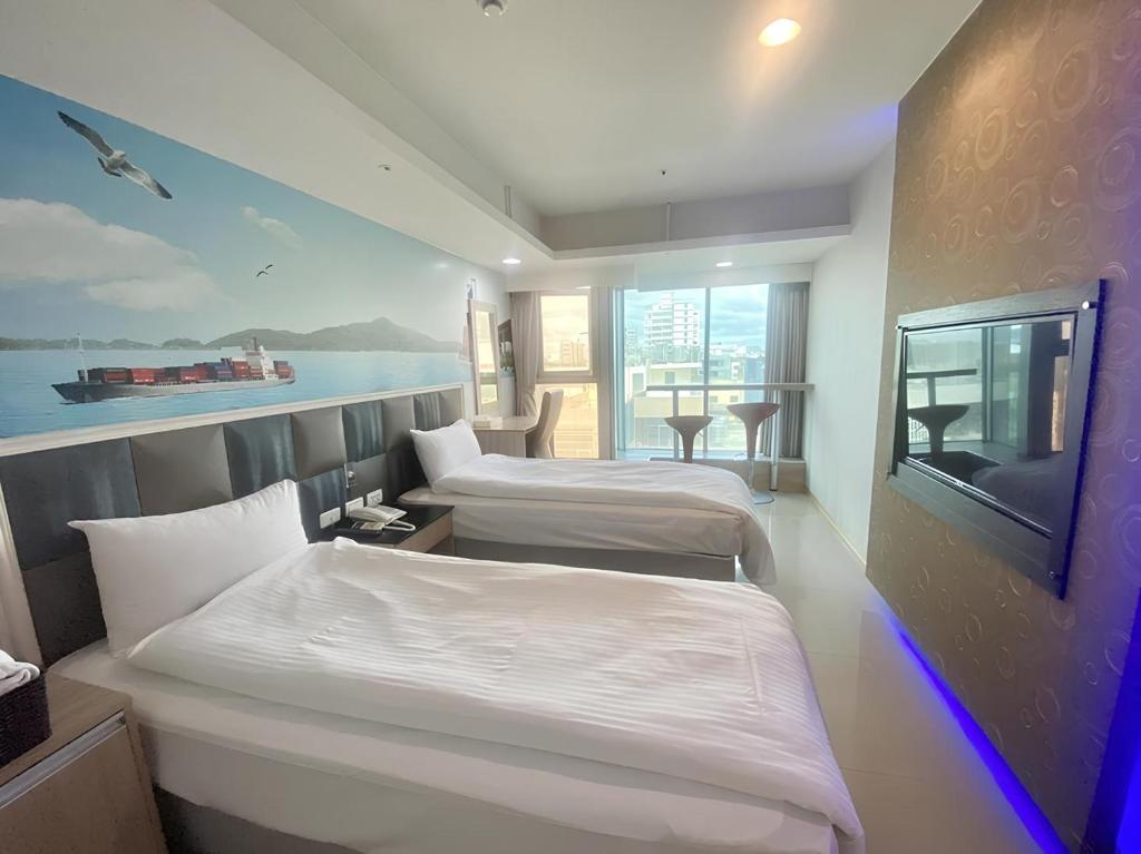 Una habitación de hotel con dos camas y balcón. en E Lim Hotel, en Zhongli