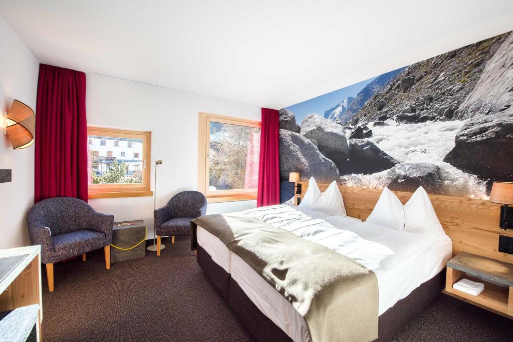 Postel nebo postele na pokoji v ubytování Hotel Garni Chesa Mulin