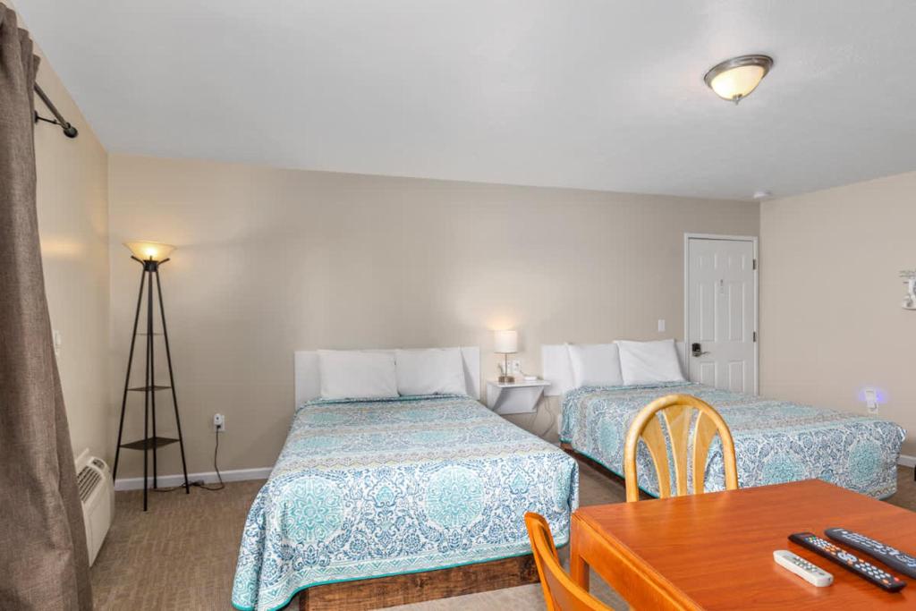 una camera d'albergo con due letti e un tavolo di Cozy Lakeview suite with Kitchenette a Lake City