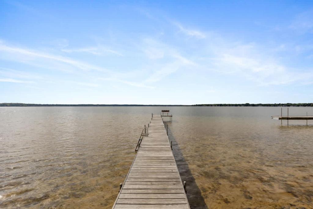 un molo nel mezzo di un bacino idrico di The Hideaway suite a Lake City