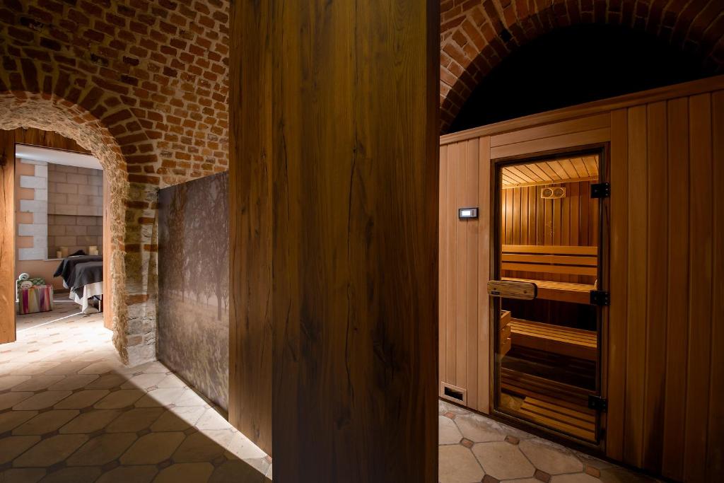 a room with a door and a door way leading to a room with a at Hotel Copernicus in Krakow