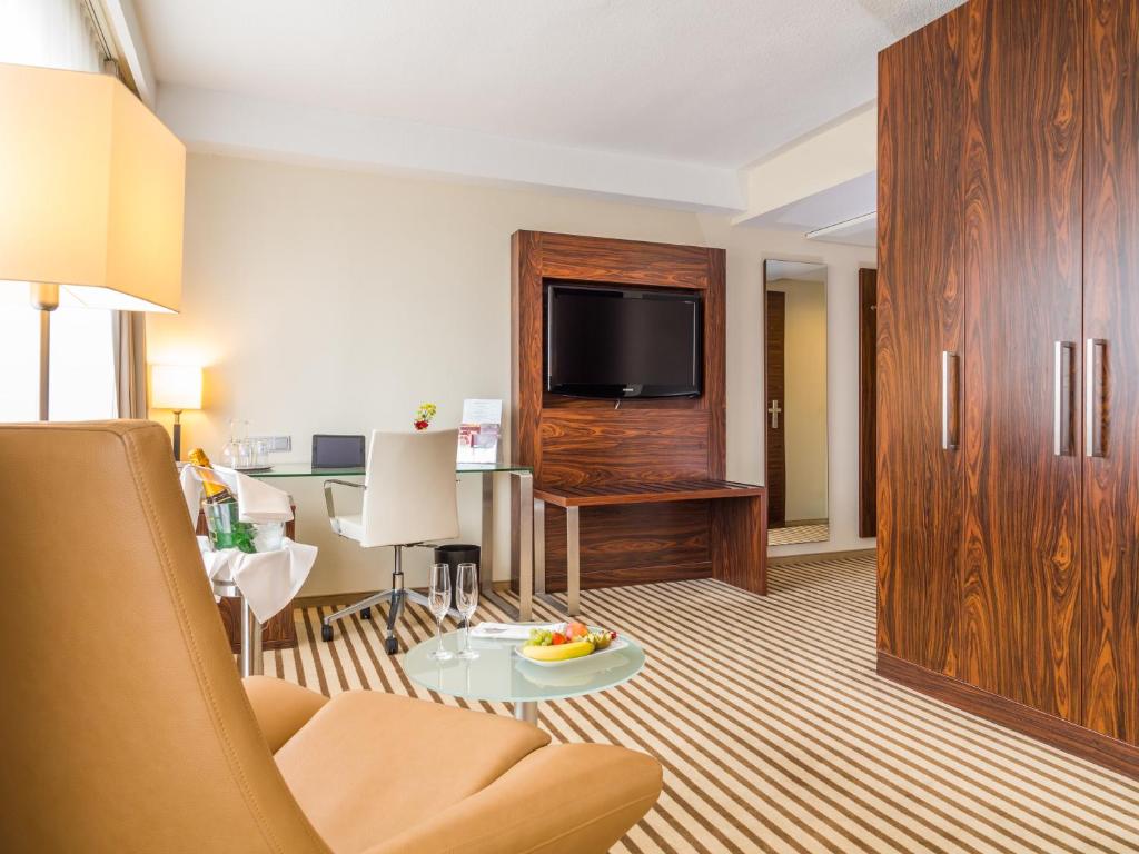 TV a/nebo společenská místnost v ubytování Hotel an der Oper