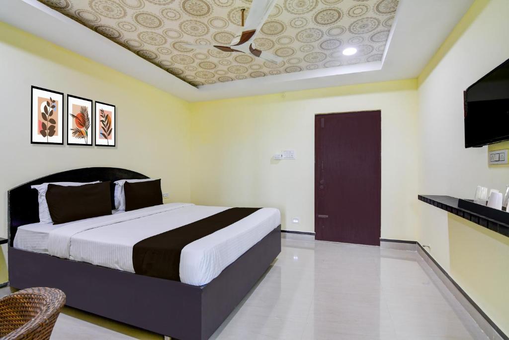 a bedroom with a large bed in a room at Super Collection O Rama Lakshmana Junction Srikakulam in Srīkākulam