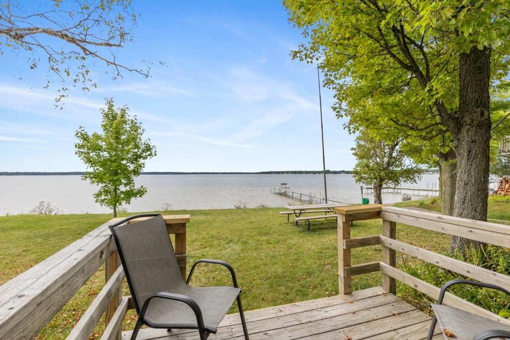una terraza con una silla y vistas al agua en 2 Brand-New Combined Family Studio Apartments, en Lake City