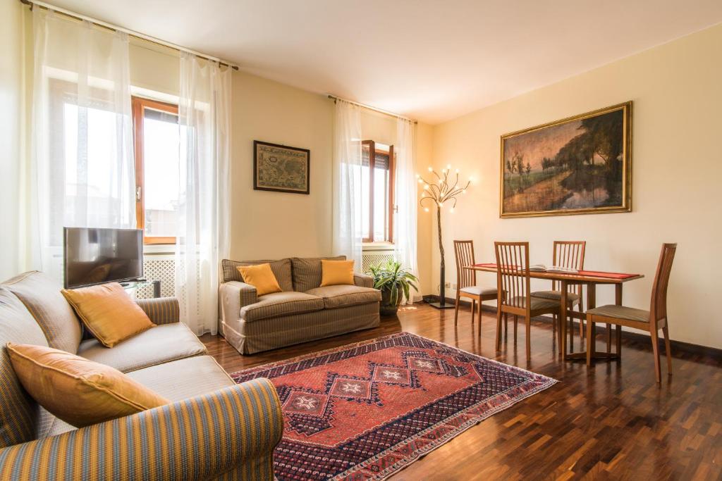Ein Sitzbereich in der Unterkunft The Best Rent - Corso Indipendenza Apartment