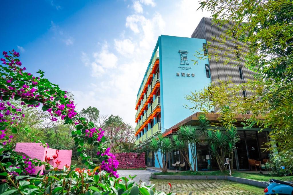 陽朔にあるYangshuo Courtyard Hotel - An all-English team by the Li Riverの花の前の建物