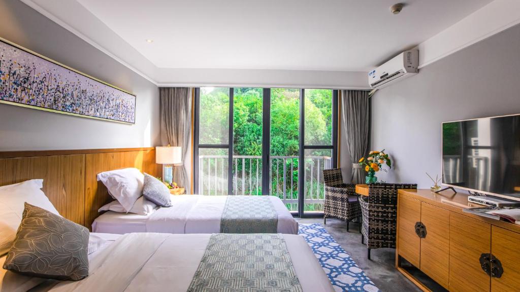 Giường trong phòng chung tại Yangshuo Courtyard Hotel- Book the Double Room with Terrace or Family Suite for 3 nights and enjoy free pickup