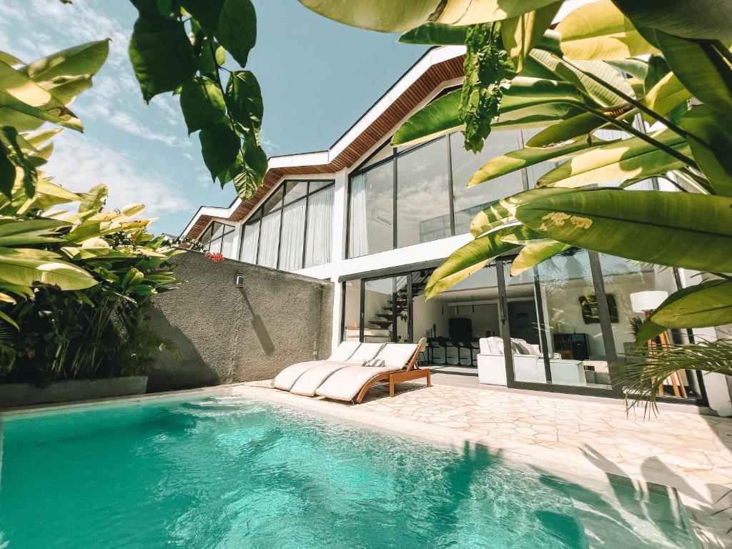 ein Swimmingpool vor einem Haus in der Unterkunft Loket Lofts in Uluwatu