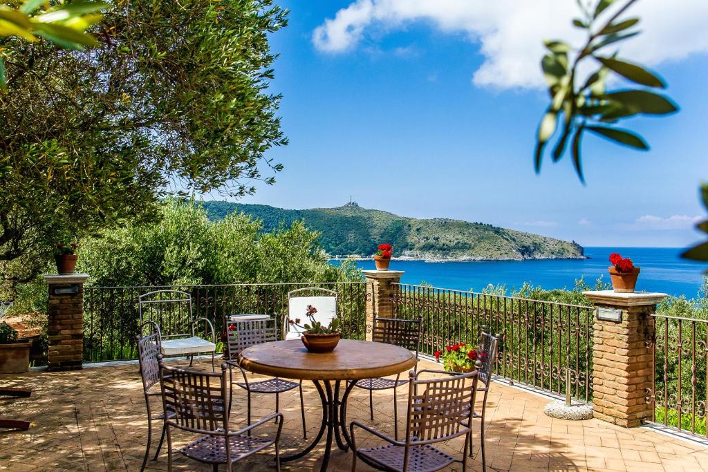 パリヌーロにあるDonnasiliaの水辺の景色を望むパティオ(テーブル、椅子付)