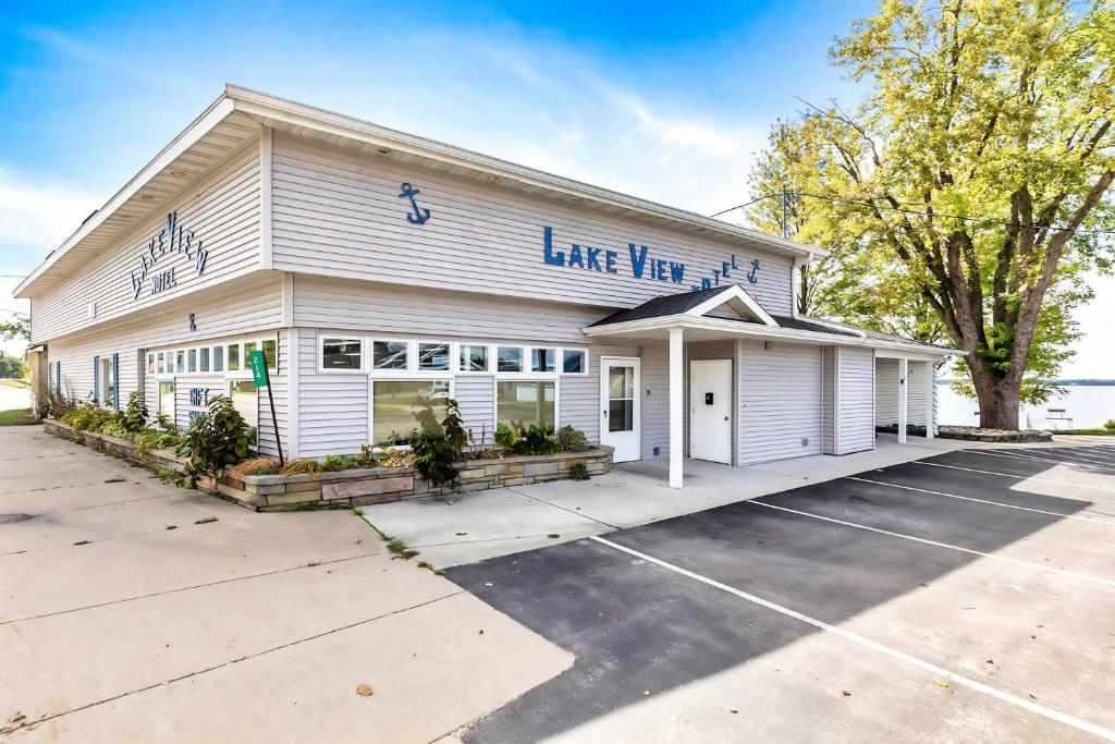 un grande edificio bianco con parcheggio di Double Bed suite in Heart of Lake City a Lake City