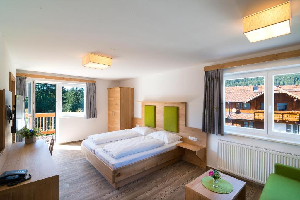 Postel nebo postele na pokoji v ubytování Reiters Wohlfühlhotel