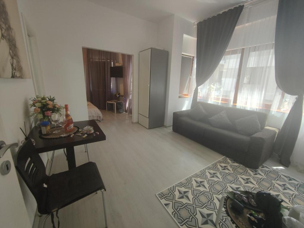 una sala de estar con un sofá y una mesa en Downtown Studio, en Bucarest
