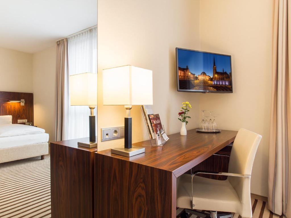 Postel nebo postele na pokoji v ubytování Hotel an der Oper