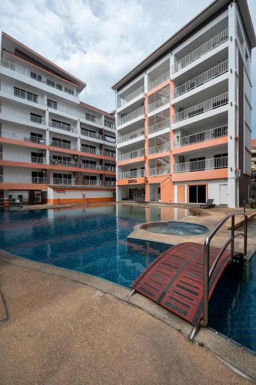 an empty swimming pool in front of a building at New Nordic Suites 2 by Apartwell in Pattaya South