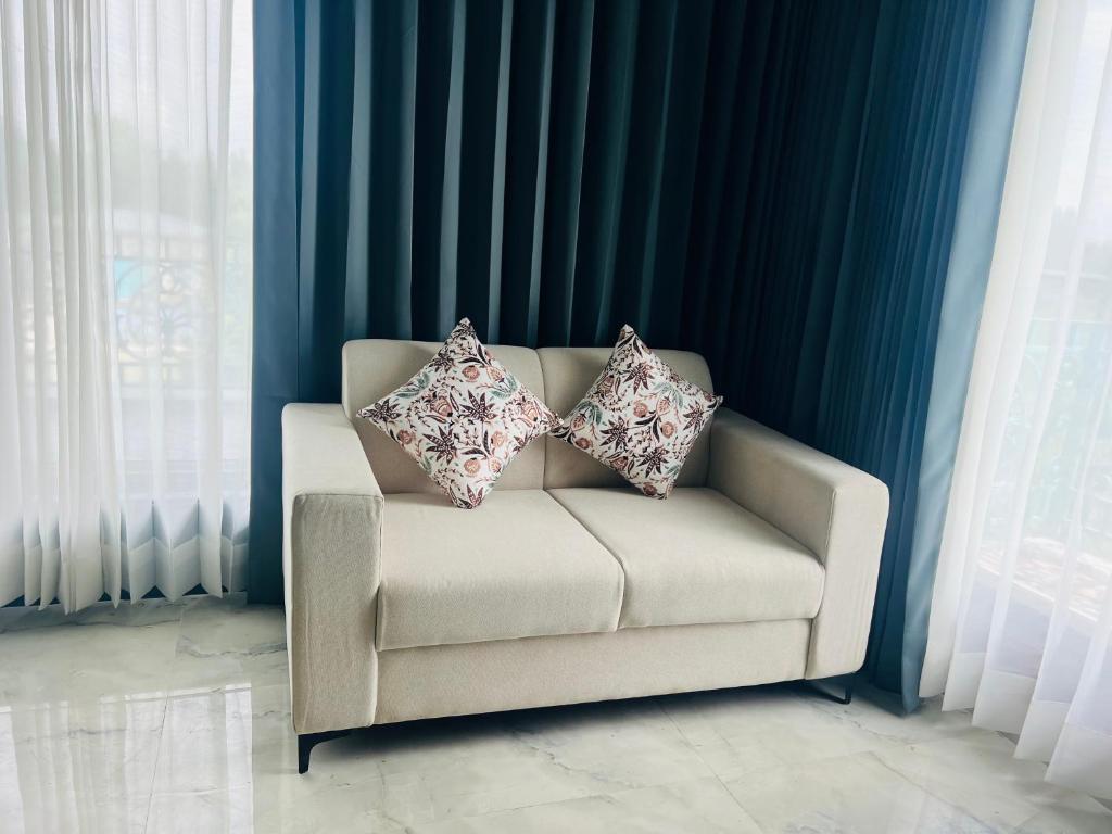 una silla con dos almohadas en una habitación en Citadel by RC, en Chūharpur