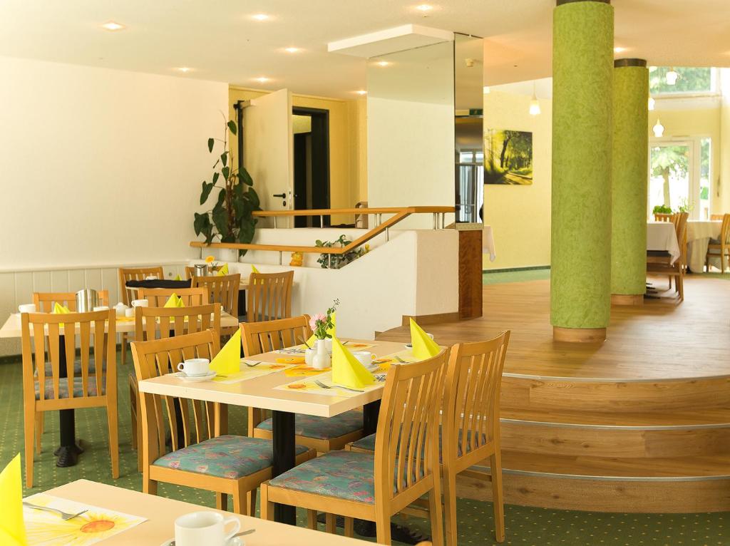 Restoran või mõni muu söögikoht majutusasutuses Apart Hotel Gera