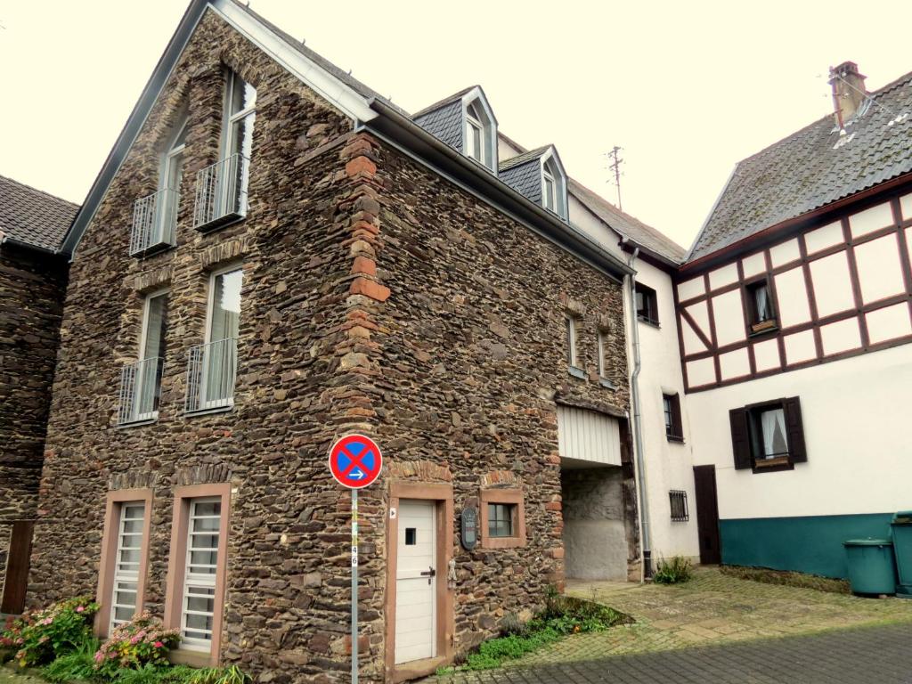 een bakstenen gebouw met een rood bord ervoor bij Casa Manderscheid in Manderscheid