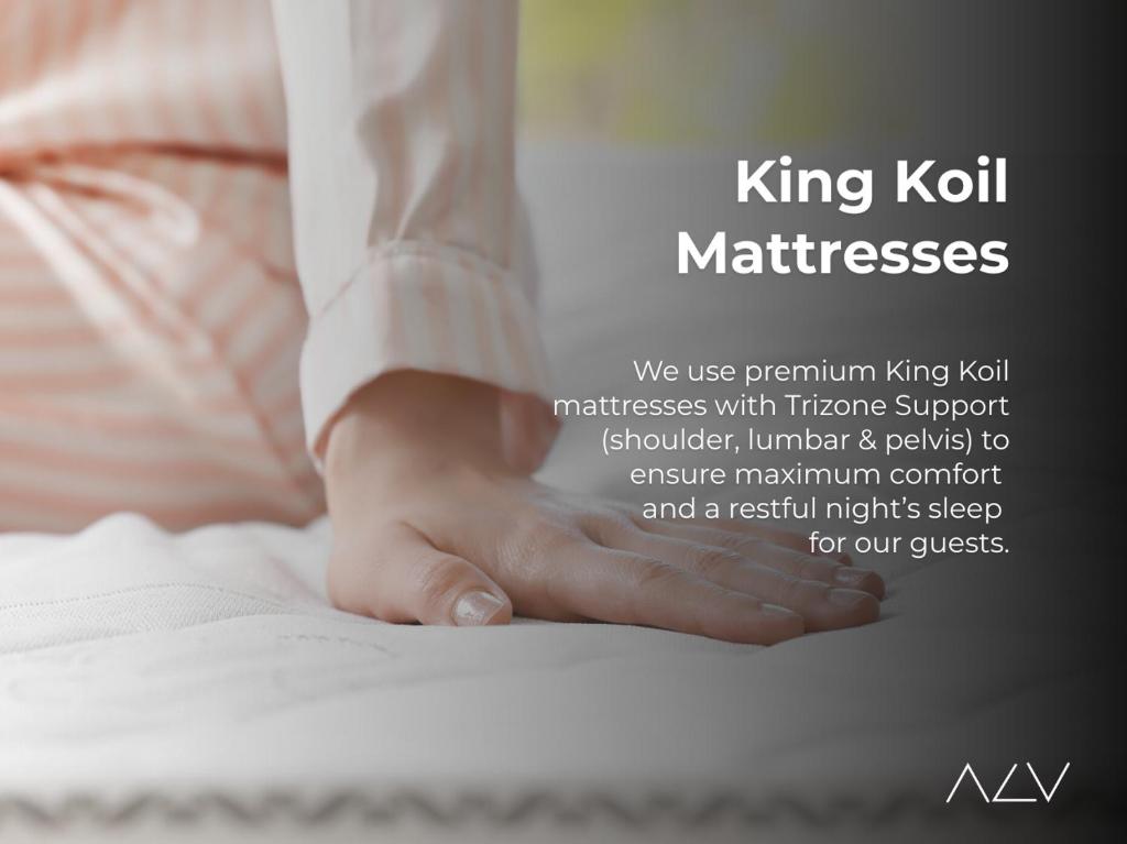 Postel nebo postele na pokoji v ubytování 22 Macalisterz's Armoire Collection by ALV