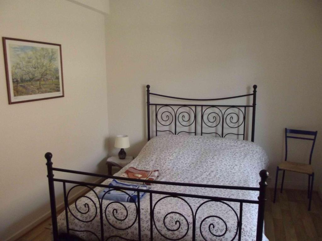 1 dormitorio con 1 cama con marco de metal negro en Gite Alize, en Dambach-la-Ville